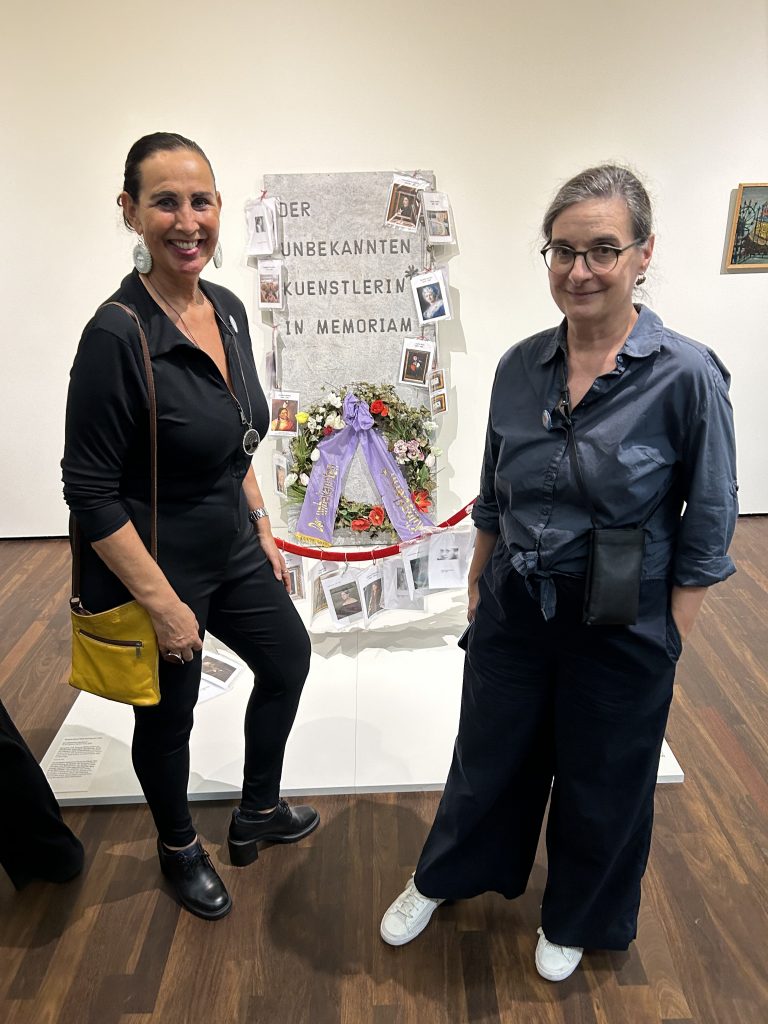 Bild: Regula Stämpfli und Elisabeth Eberle (Künstlerin) vor dem neu im Kunsthaus Zürich ausgestellten „Denkmal“ von Elisabeth Eberle und Ruth Righetti.