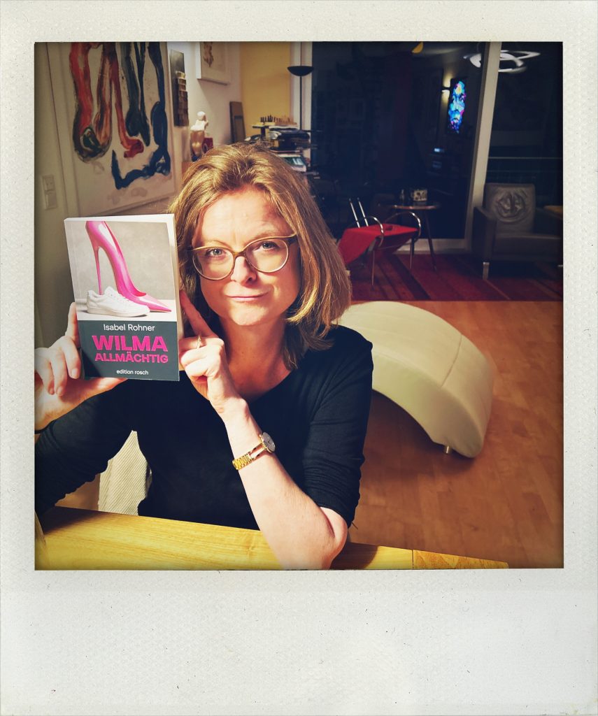 Isabel Rohner mit ihrem neuen Werk WILMA ALLMÄCHTIG, 2026.
