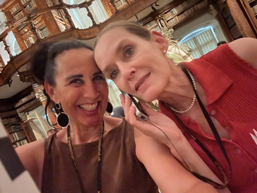 Besuch im Sommer in der Stiftsbibliothek St. Gallen. Regula Staempfli und Stéphanie Throeler mit exzellentem Audio durch die Frauenausstellung. 